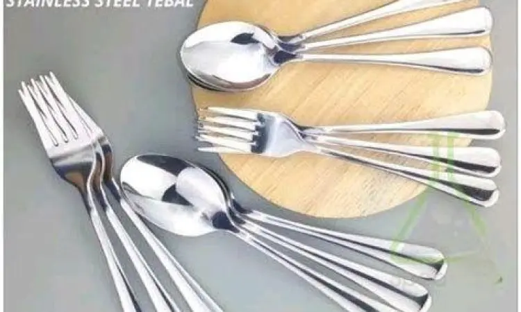Satu lusin peralatan makan sendok dan garpu