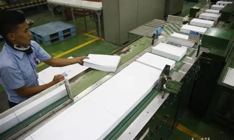 Tumpukan kertas dalam satuan rim di gudang