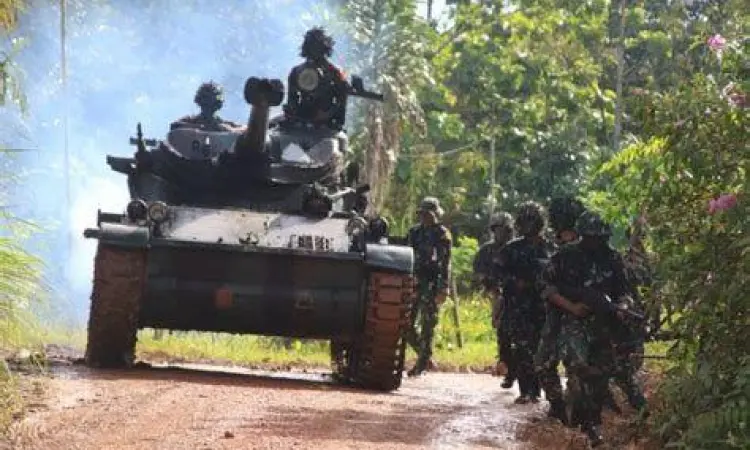 Latihan tempur pasukan TNI di hutan