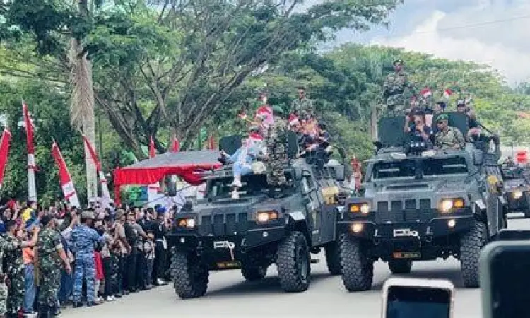 Personil Militer Lengkap Parade militer dengan senjata lengkap