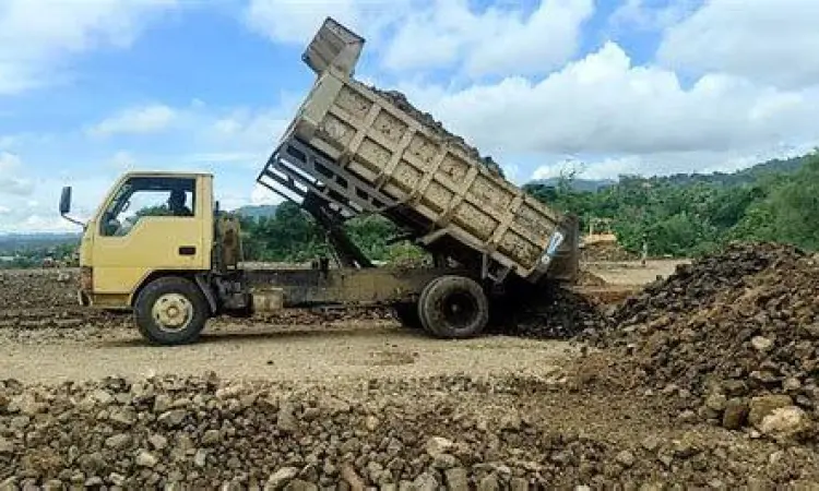 Logistik Material Truk pengangkut material yang memperhatikan beban tonase