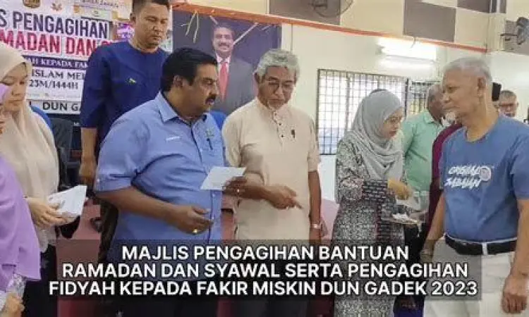 Distribusi Fidyah Pembagian beras fidyah kepada orang yang membutuhkan