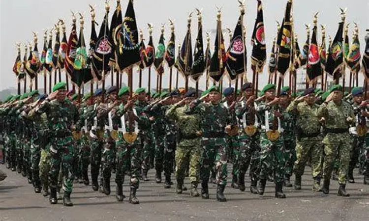 Formasi Peleton dalam Upacara Barisan prajurit dalam upacara militer