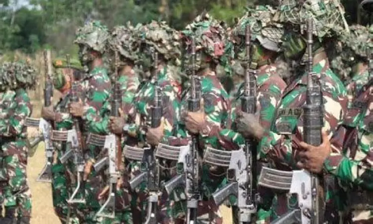 Prajurit Infanteri Indonesia Prajurit TNI AD dalam seragam lengkap