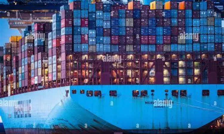 Perdagangan Global Aktivitas perdagangan internasional menggunakan kontainer