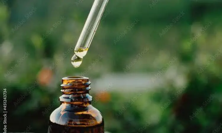 Takaran Minyak Atsiri Menggunakan pipet untuk mengambil minyak atsiri