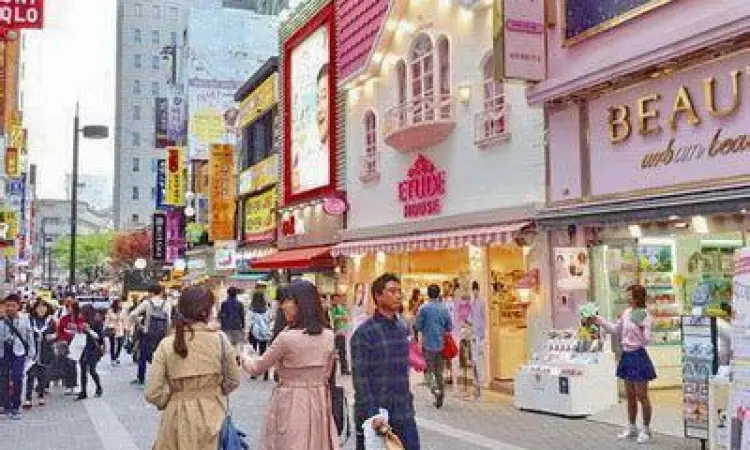 Wisata Belanja Seoul Suasana belanja di Myeongdong Korea Selatan