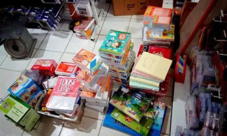 Stok alat tulis kantor dalam jumlah banyak yang menggunakan satuan gross