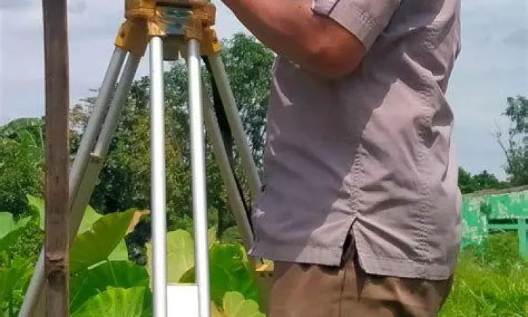 Proses pengukuran tanah kavling menggunakan meteran profesional