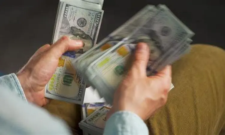 Transaksi Valuta Asing Seseorang sedang menghitung lembaran uang dollar amerika di kantor penukaran