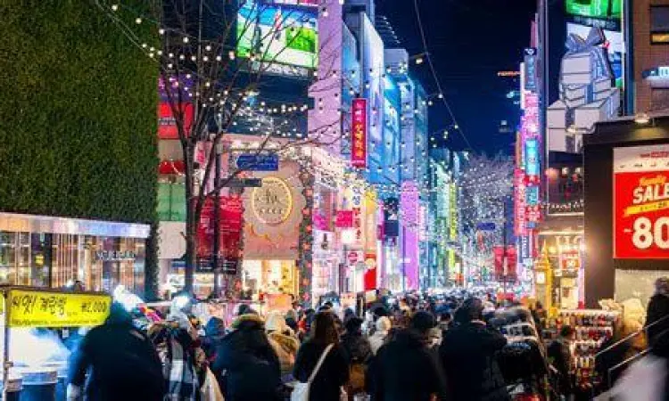 Suasana belanja di Myeongdong Korea Selatan