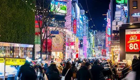 Belanja di Myeongdong Suasana belanja di Myeongdong Korea Selatan