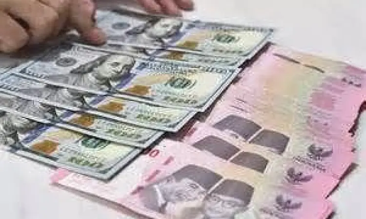 Lembaran uang dolar AS dan rupiah di atas meja