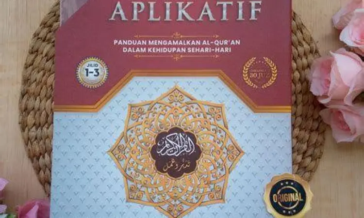 Muslim sedang melakukan tadabbur al quran