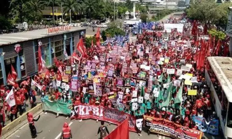 Aksi damai buruh Indonesia di depan gedung DPR Jakarta