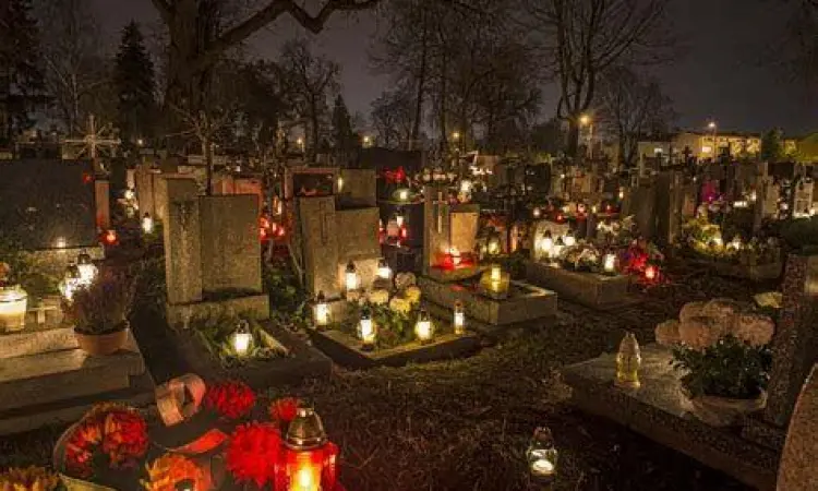 Tradisi lilin dan doa pada Hari Raya Semua Orang Kudus