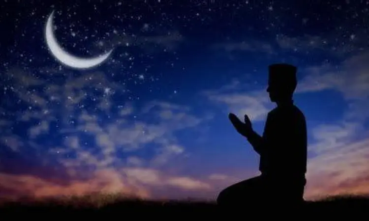 Seseorang sedang berdoa di waktu sepertiga malam terakhir