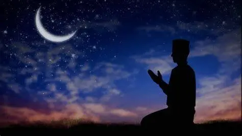 Ibadah Malam Hari Seseorang sedang berdoa di waktu sepertiga malam terakhir