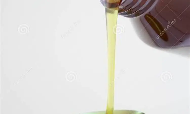 Menuangkan obat sirup ke sendok takar