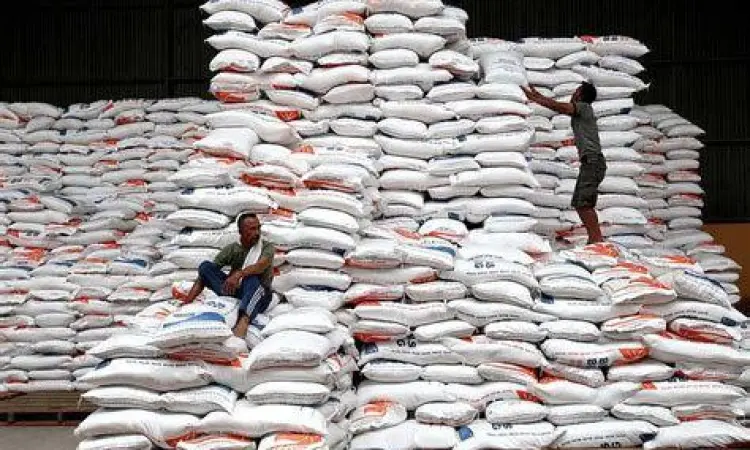 Gudang Beras Nasional Stok beras dalam kemasan karung putih
