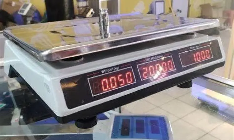 Proses Penimbangan Beras Menimbang beras dengan timbangan digital