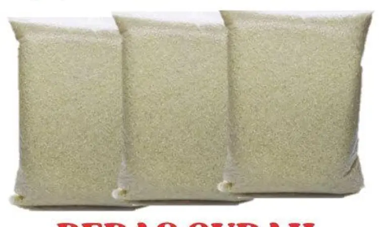 Menimbang Beras Premium Beras putih premium di atas timbangan digital