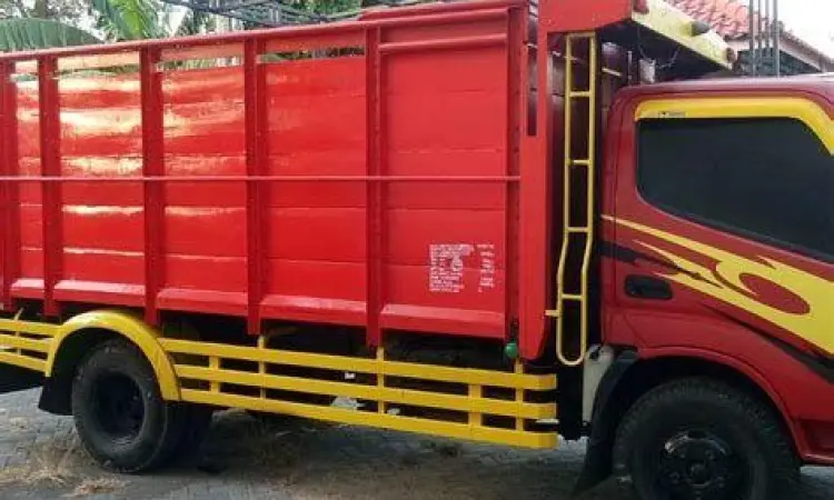 truk kontainer muatan tonase besar