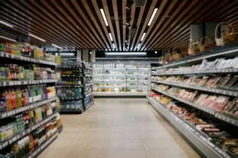 Manajemen Stok Barang Rak supermarket dengan barang tersusun rapi