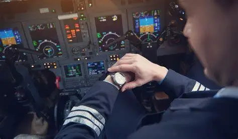 Pentingnya Konversi Waktu dalam Aviasi Pilot menghitung waktu terbang di kokpit