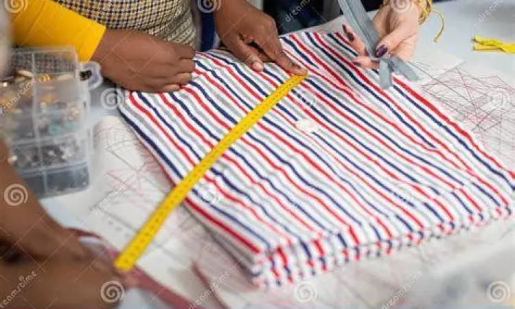 Aplikasi Centimeter di Industri Fashion Penjahit mengukur kain menggunakan pita centimeter