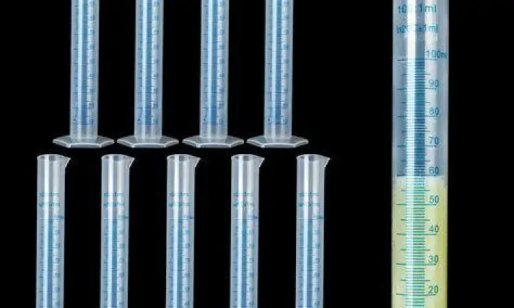 Gelas ukur laboratorium menunjukkan skala mililiter