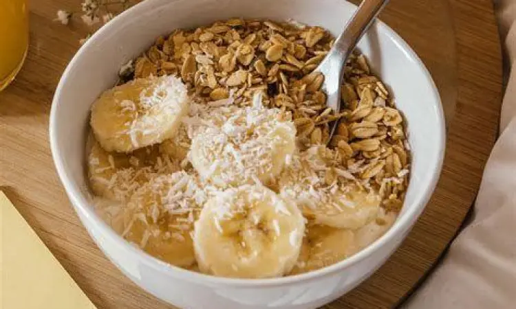 Pisang untuk Sarapan Sehat Menu sarapan sehat oatmeal dengan irisan pisang