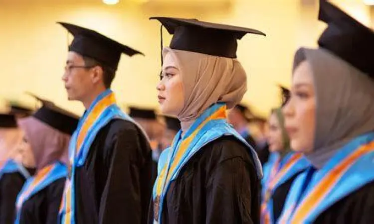 Mahasiswa merayakan kelulusan sarjana