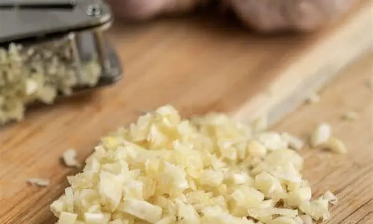 Takaran Bawang Putih Sendok Teh Satu sendok teh bawang putih cincang sebagai pengganti timbangan