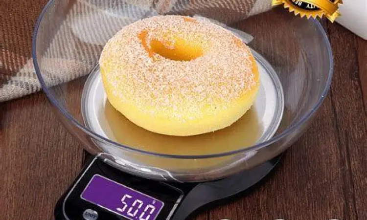 Timbangan dapur digital menunjukkan angka gramasi telur