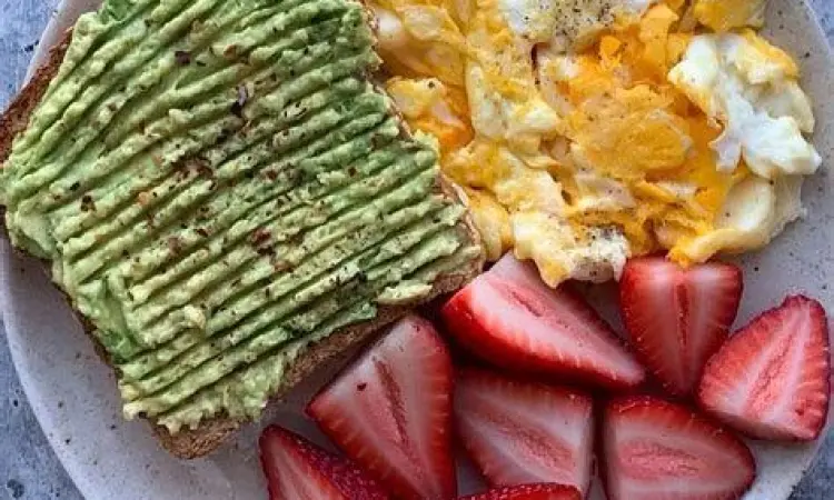 Sajian telur rebus sehat dengan alpukat