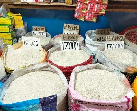 Beras Berkualitas Memilih beras berkualitas di pasar tradisional