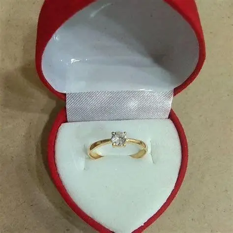 Cincin Emas Putih Ringan Cincin emas putih berat 1 gram dengan desain elegan