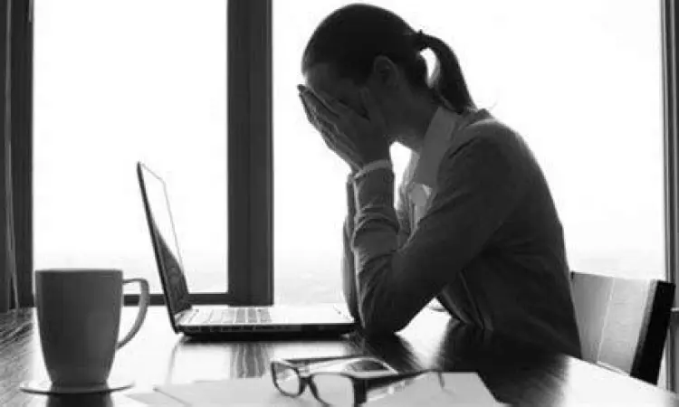 Stres dan Siklus Menstruasi Wanita memegang kepala karena stres yang memengaruhi siklus haid