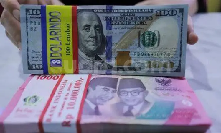 Perbandingan uang kertas dolar AS dan rupiah