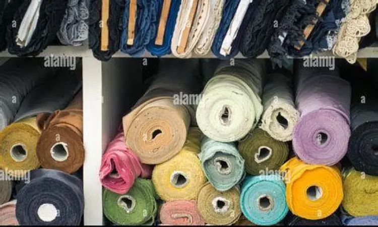 Persediaan Kain di Toko Gulungan kain di toko tekstil dengan berbagai pilihan warna