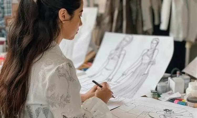 Proses Desain dan Pengukuran Desainer busana sedang membuat pola dan mengukur bahan