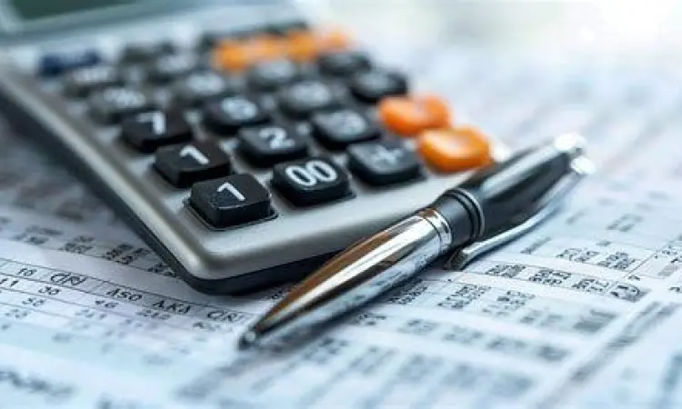 Perhitungan Pajak di Indonesia Formulir pajak dan koin uang