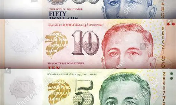 Menghitung uang Dollar Singapura