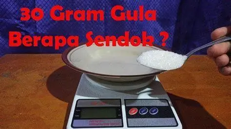 Gula Pasir dalam Sendok Makan Takaran gula pasir satu sendok makan peres