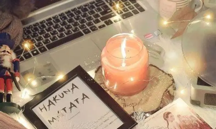 Seseorang menonton Netflix di ruang tamu yang nyaman