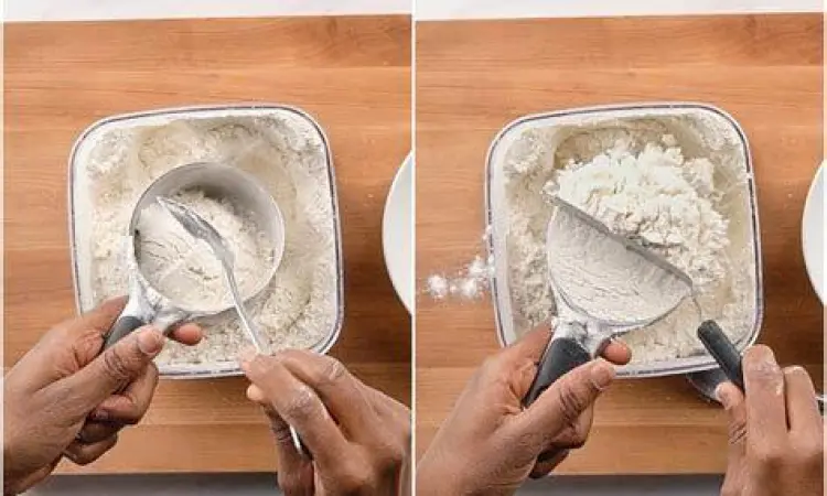 Merapikan permukaan baking powder di atas sendok takar