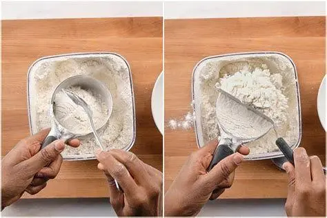 Teknik Leveling Bahan Kering Merapikan permukaan baking powder di atas sendok takar