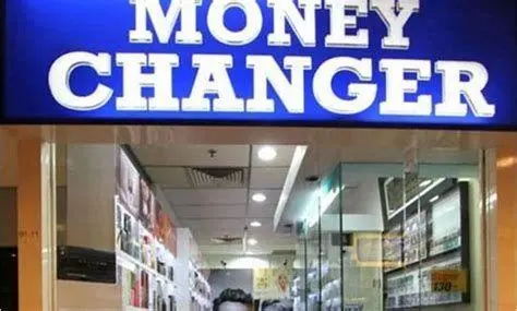 Penukaran Valas Aktivitas penukaran uang di money changer