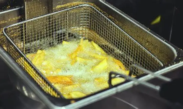 Proses penggorengan makanan dengan minyak banyak